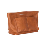 Der Bag Organizer von LABEL17 ist aus geschmeidigem Nappaleder gefertigt und sorgt auf leichte und stilvolle Art für Ordnung und Übersicht in grossen Taschen. Mit Integrierten Aussen- und Innenfächern und magnetischem Verschluss passt Sie perfekt in die Shoulder Bag Original.