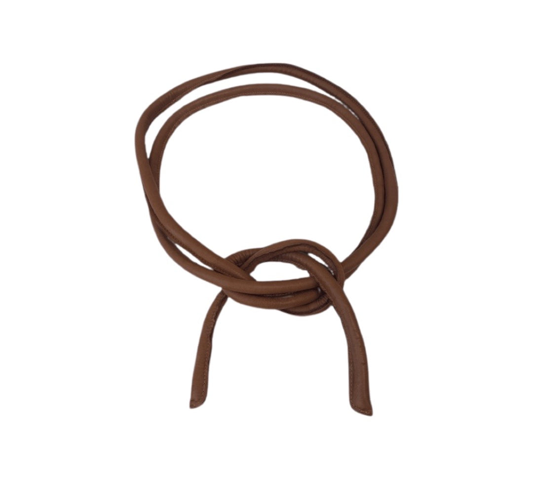 Sportive Lederkordel als Gürtel von LABEL17: Belt Knot, Ledergurt aus feinem, pflanzlich gegerbtem Lamm-Nappaleder, handgefertigt in Marokko, designed in Switzerland