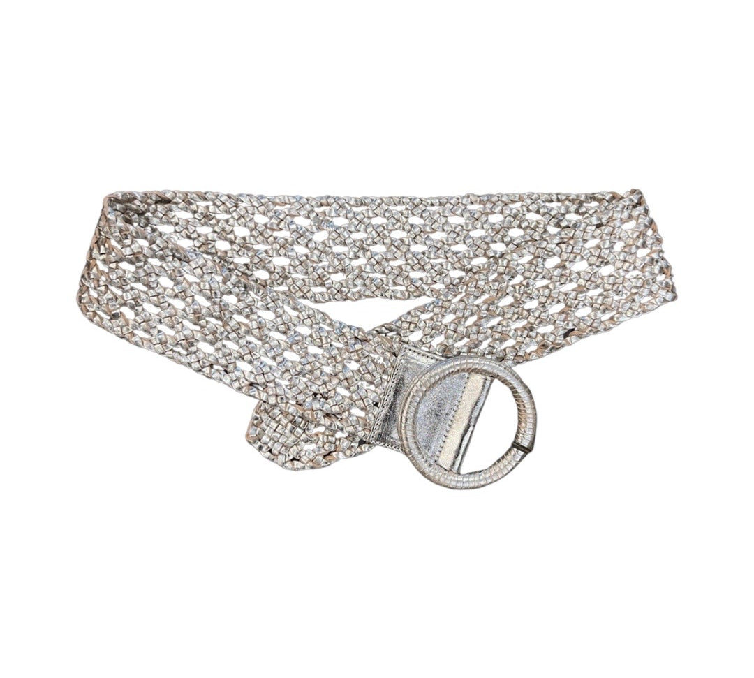 Belt Lalla in Silver: eleganter Leder-Gurt von LABEL17. Handgeflochtener Leder-Gürtel aus feinem, pflanzlich gegerbtem Lamm-Nappaleder, von Hand gefertigt in Marokko, designed in Switzerland