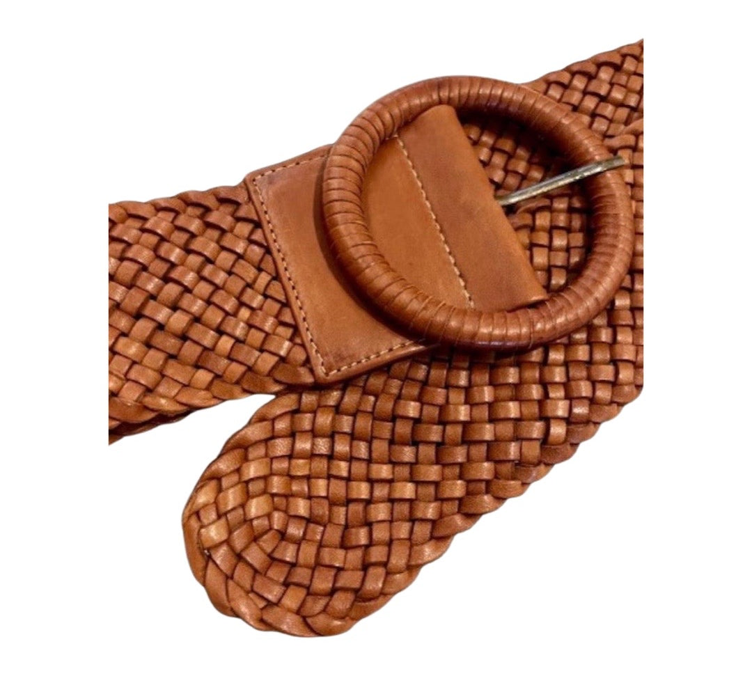 Braided Belt Round Buckle: eleganter Leder-Gurt von LABEL17. Leder-Gürtel aus geschmeidigem, pflanzlich gegerbtem Lamm-Nappaleder, von Hand geflochten, handgefertigt in Marokko, designed in Switzerland