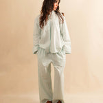 LABEL17's Blouse MANDY aus hochwertiger Baumwolle hat einen Stehkragen und eine gedeckte Knopfleiste, veredelt mit einem handgenähten Zierstich (Hbik-Stitch) in Türkis entlang der Knopfleiste, dem Kragen und der Manschette.