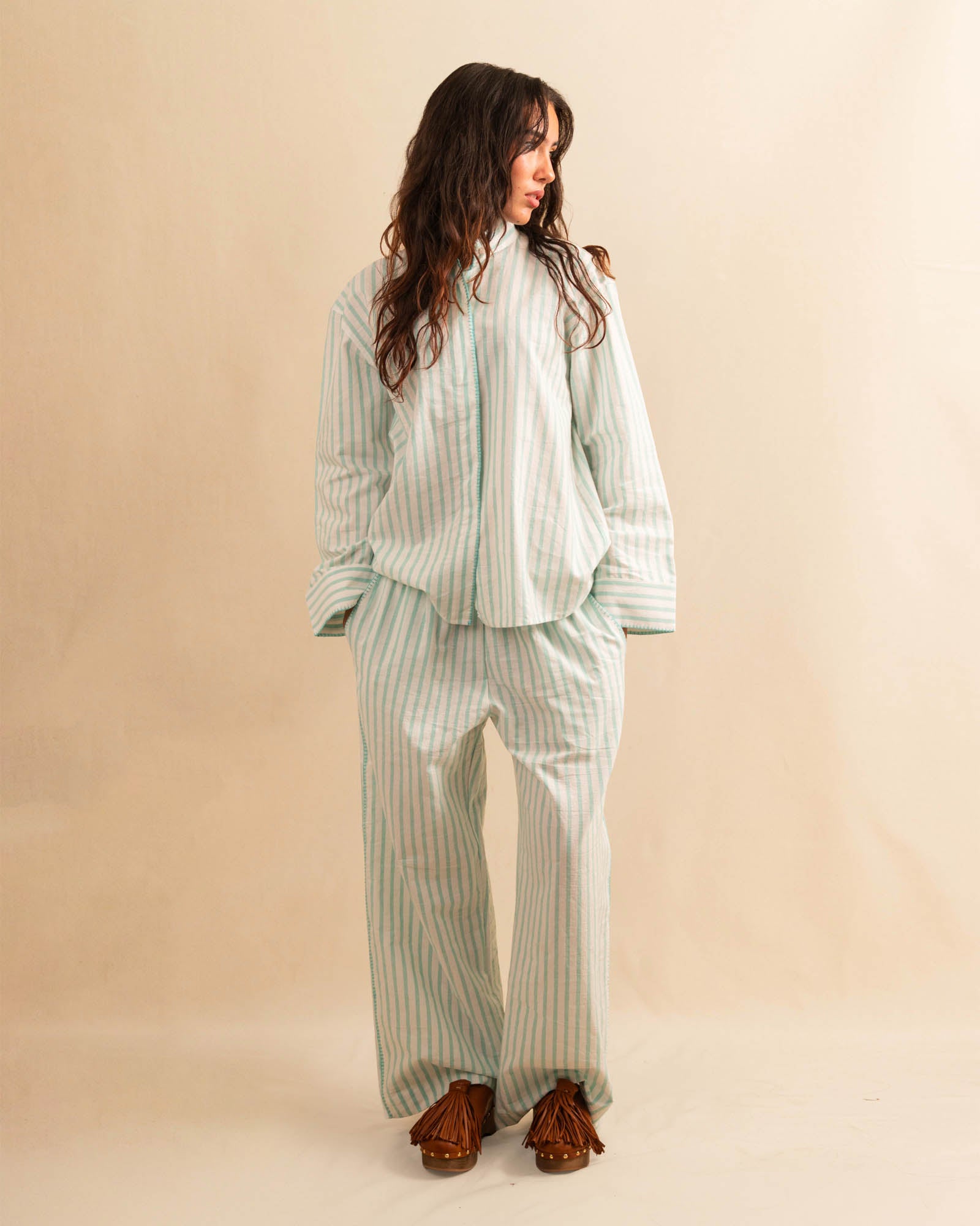 LABEL17's Blouse MANDY aus hochwertiger Baumwolle hat einen Stehkragen und eine gedeckte Knopfleiste, veredelt mit einem handgenähten Zierstich (Hbik-Stitch) in Türkis entlang der Knopfleiste, dem Kragen und der Manschette.
