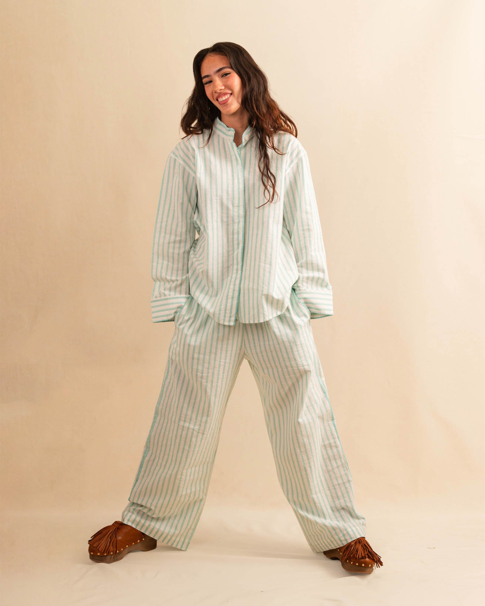 LABEL17's Blouse MANDY aus hochwertiger Baumwolle hat einen Stehkragen und eine gedeckte Knopfleiste, veredelt mit einem handgenähten Zierstich (Hbik-Stitch) in Türkis entlang der Knopfleiste, dem Kragen und der Manschette.