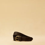 Braided Belt in Darkbrown von LABEL17: Gurt aus pflanzlich gegerbtem Lamm-Nappaleder, von Hand geflochten, mit Messing Schnalle, handgefertigt in Marokko.