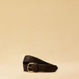 Braided Belt in Darkbrown von LABEL17: Gurt aus pflanzlich gegerbtem Lamm-Nappaleder, von Hand geflochten, mit Messing Schnalle, handgefertigt in Marokko.