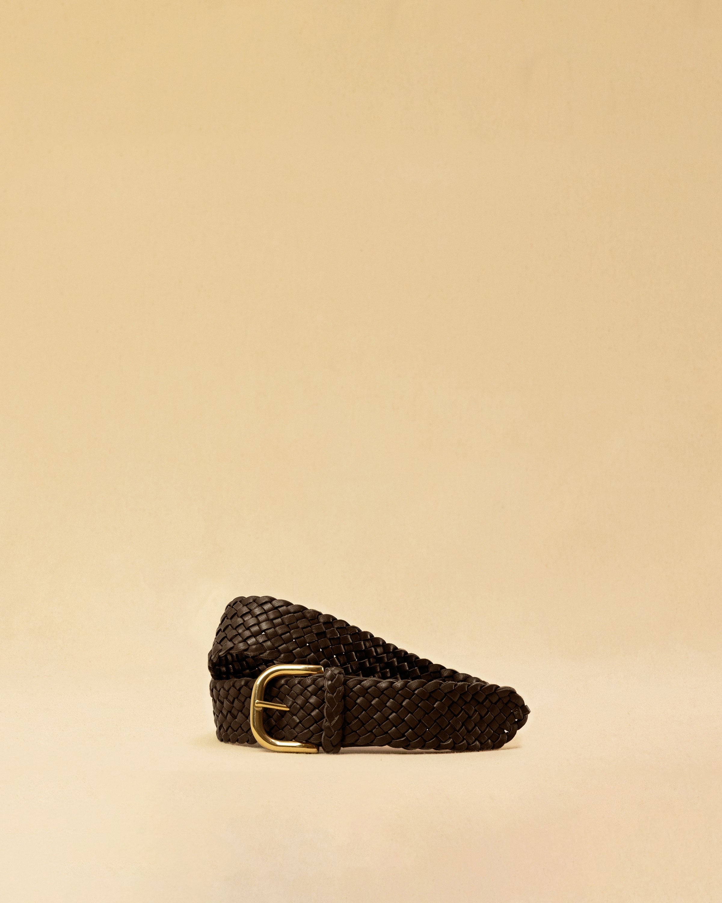 Braided Belt in Darkbrown von LABEL17: Gurt aus pflanzlich gegerbtem Lamm-Nappaleder, von Hand geflochten, mit Messing Schnalle, handgefertigt in Marokko.