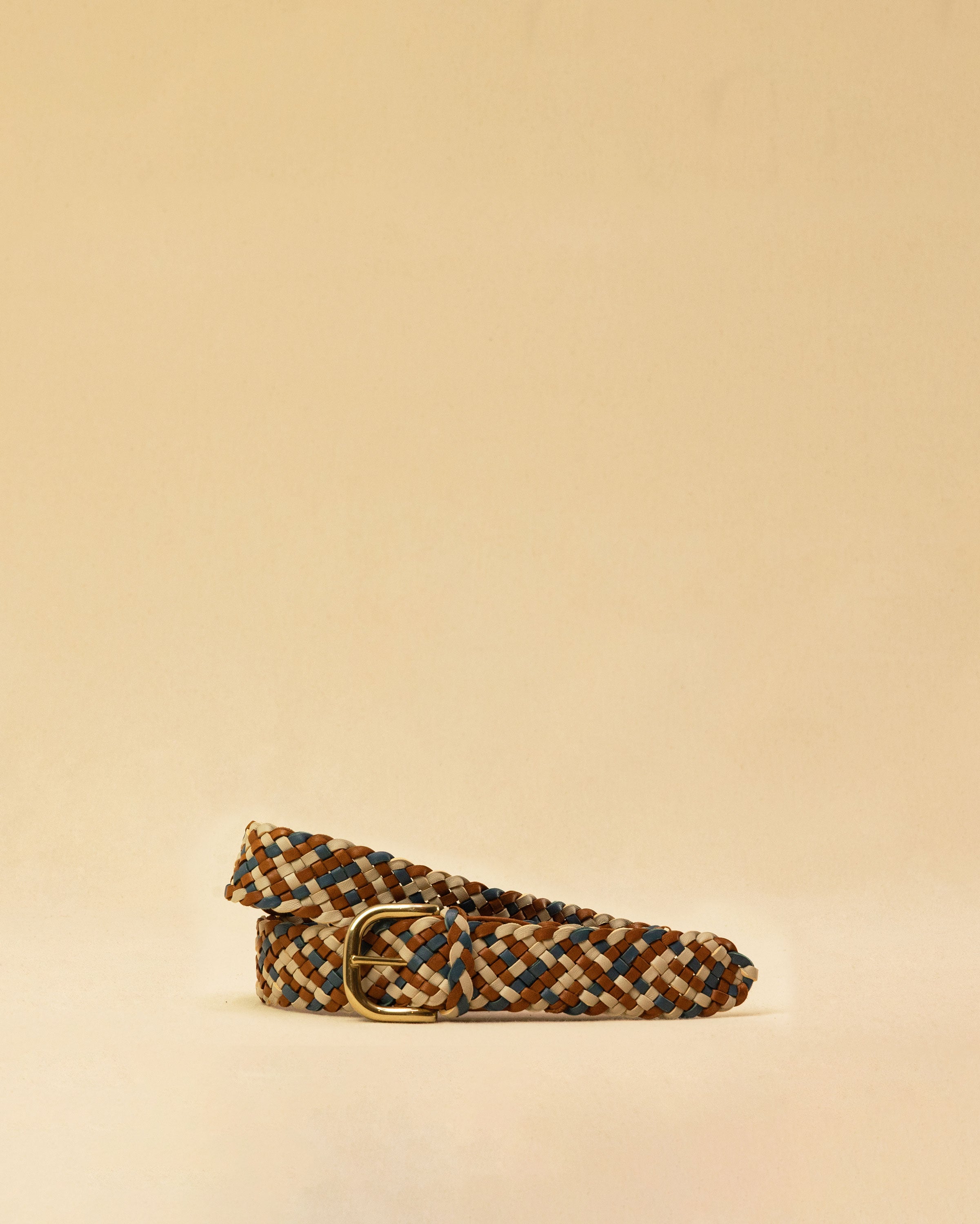 Braided Belt in Ocean von LABEL17: Gurt aus pflanzlich gegerbtem Lamm-Nappaleder, von Hand geflochten, mit Messing Schnalle, handgefertigt in Marokko.
