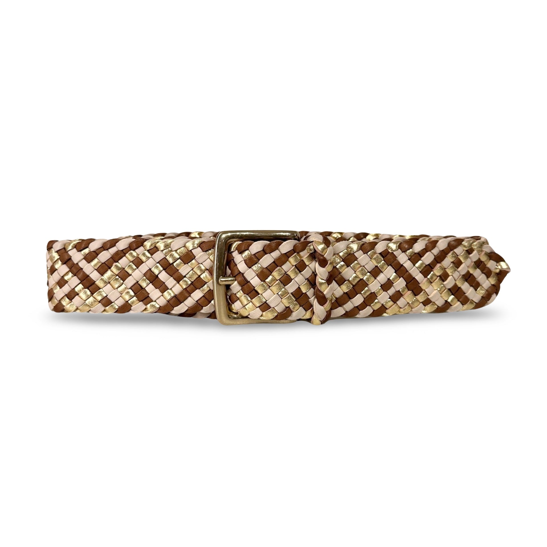 Der Braided Belt Desert von LABEL17 ist ein Gürtel mit Messingschnalle, gefertigt aus geschmeidigem, pflanzlich gegerbtem Lamm-Nappaleder, von Hand geflochten in drei Farben gold, creme und cognac.