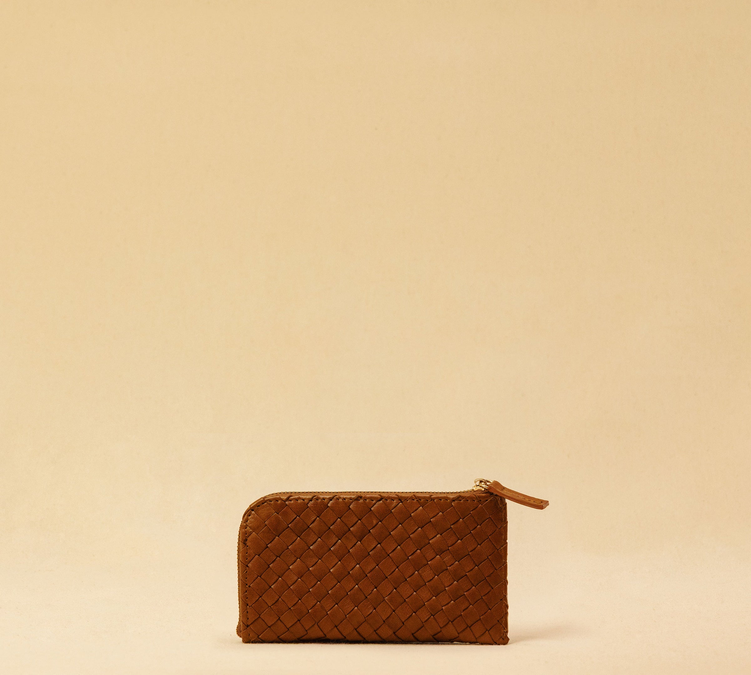 The three-piece Braided Portemonnaie TRINITY by LABEL17 is an ensemble of refined functionality and craftsmanship – made from supple, hand-braided nappa leather. It features a woven zip-around case and two removable inner pouches: one for cards, one for coins.
Handmade in Morocco.