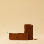 The three-piece Braided Portemonnaie TRINITY by LABEL17 is an ensemble of refined functionality and craftsmanship – made from supple, hand-braided nappa leather. It features a woven zip-around case and two removable inner pouches: one for cards, one for coins.
Handmade in Morocco.