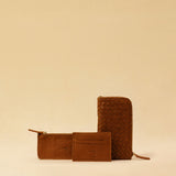 The three-piece Braided Portemonnaie TRINITY by LABEL17 is an ensemble of refined functionality and craftsmanship – made from supple, hand-braided nappa leather. It features a woven zip-around case and two removable inner pouches: one for cards, one for coins.
Handmade in Morocco.