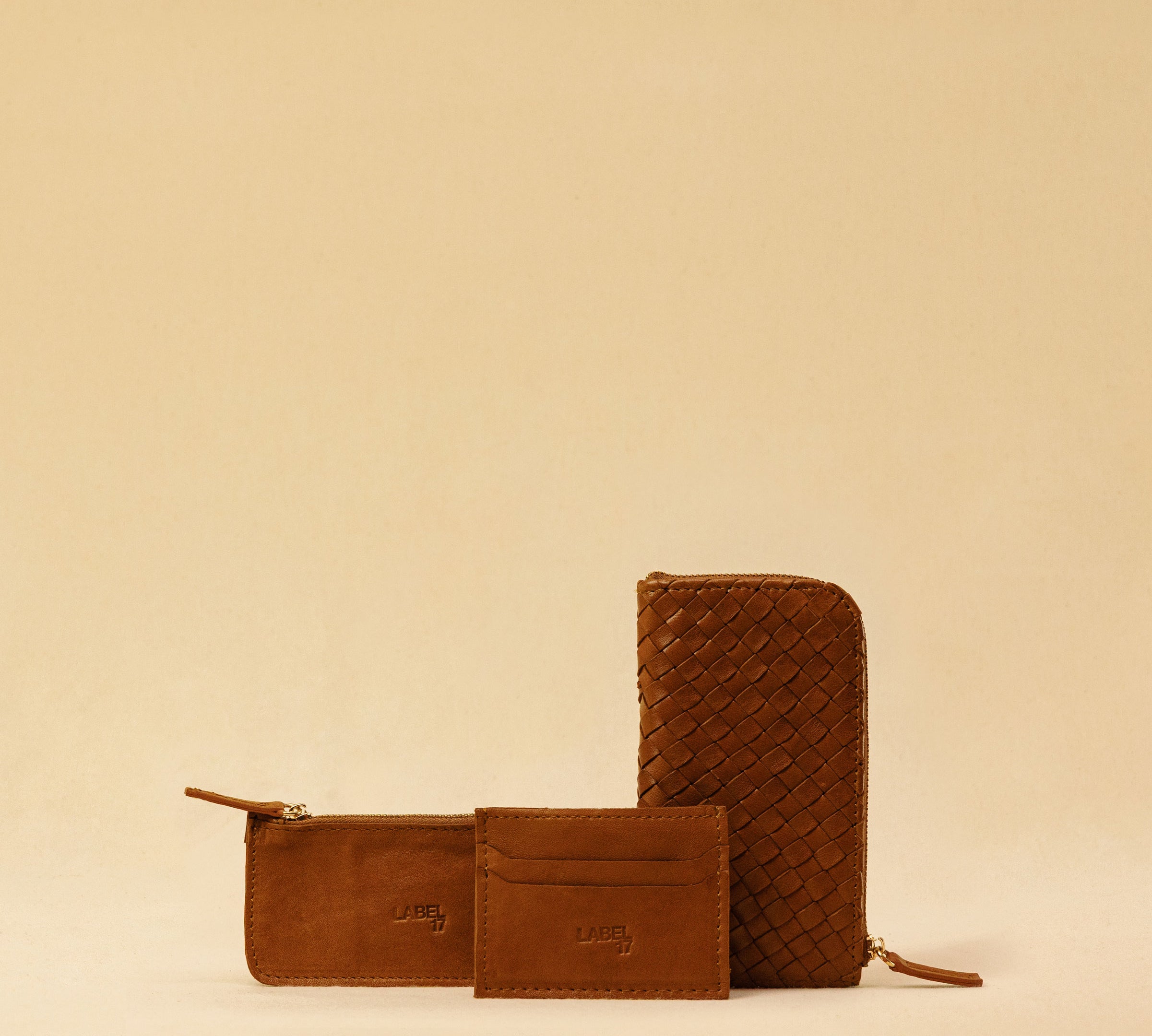 The three-piece Braided Portemonnaie TRINITY by LABEL17 is an ensemble of refined functionality and craftsmanship – made from supple, hand-braided nappa leather. It features a woven zip-around case and two removable inner pouches: one for cards, one for coins.
Handmade in Morocco.
