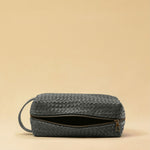 Die Braided Travel Pouch VOYAGER überzeugt mit strukturierter Form und seitlichen Innenfächern – ideal für Reise-Essentials. Das Leder ist von Hand geflochten, das Innere mit robustem Nylon ausgekleidet. Stilvoll und durchdacht.