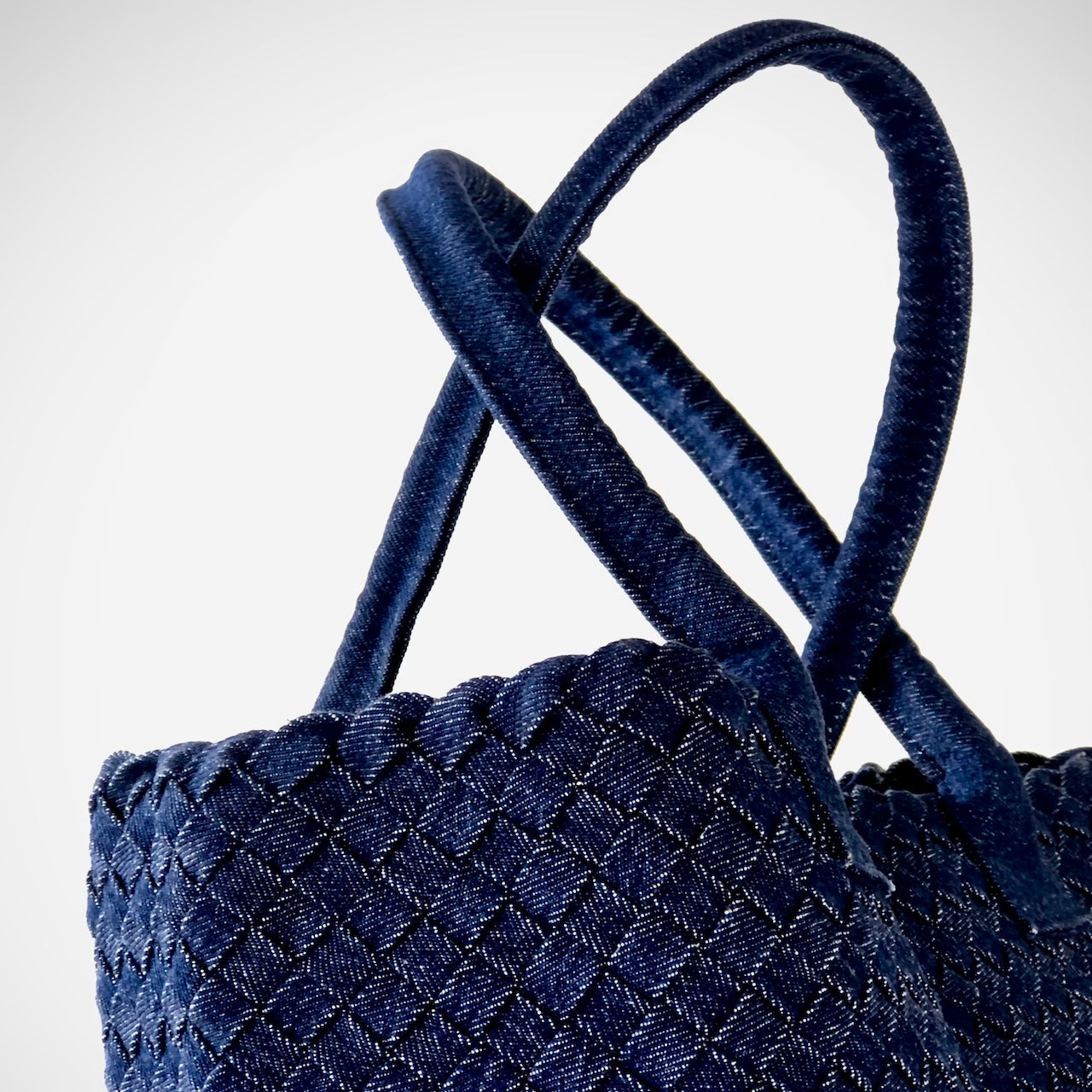 Die Braided Shopper Denim von LABEL17 verfügt über lange Schulterhenkel und einem Seitenfach mit Reissverschluss, gefertigt aus gewaschenem Denim in Baumwoll-Qualität und sorgfältig von Hand geflochten.