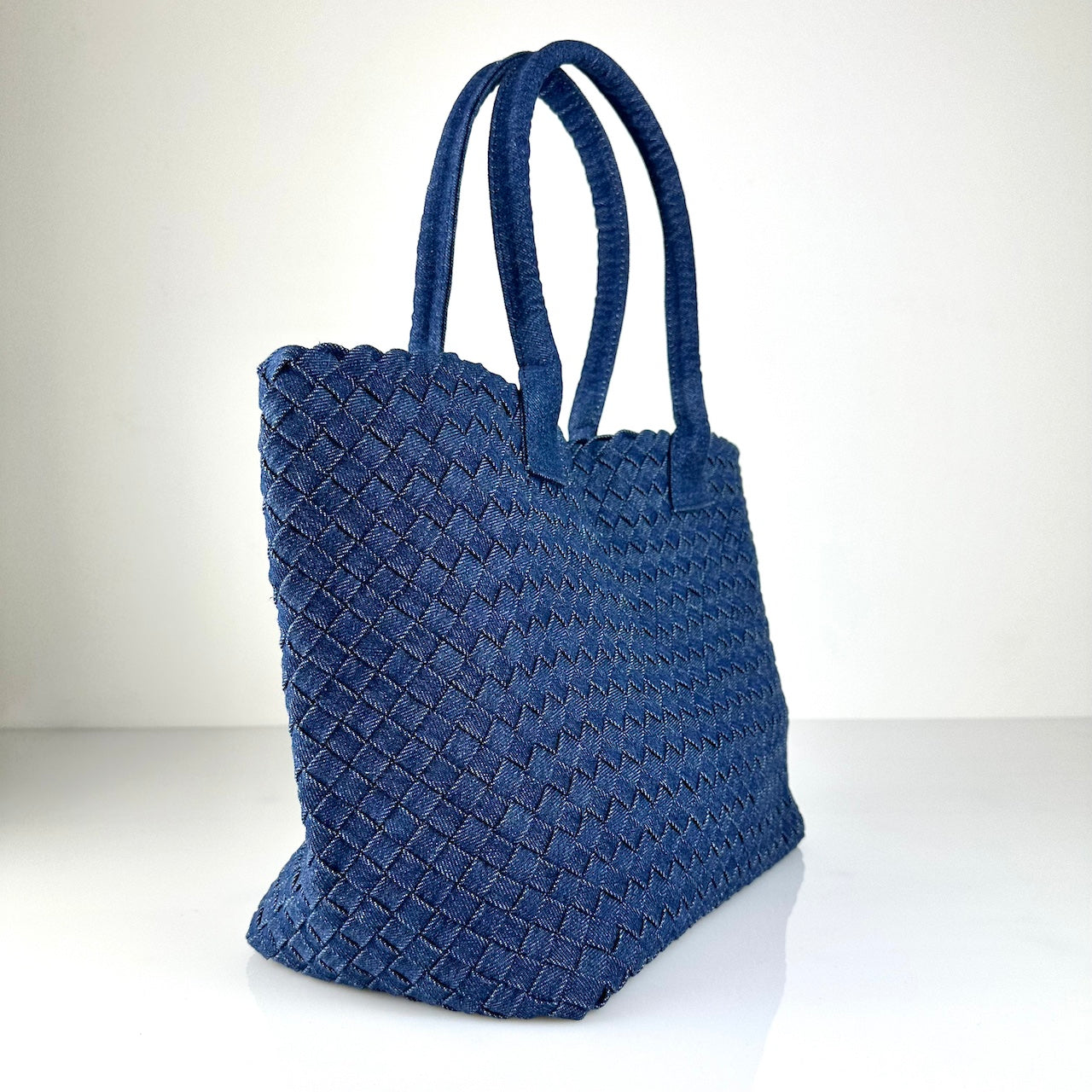 Die Braided Shopper Denim von LABEL17 verfügt über lange Schulterhenkel und einem Seitenfach mit Reissverschluss, gefertigt aus gewaschenem Denim in Baumwoll-Qualität und sorgfältig von Hand geflochten.