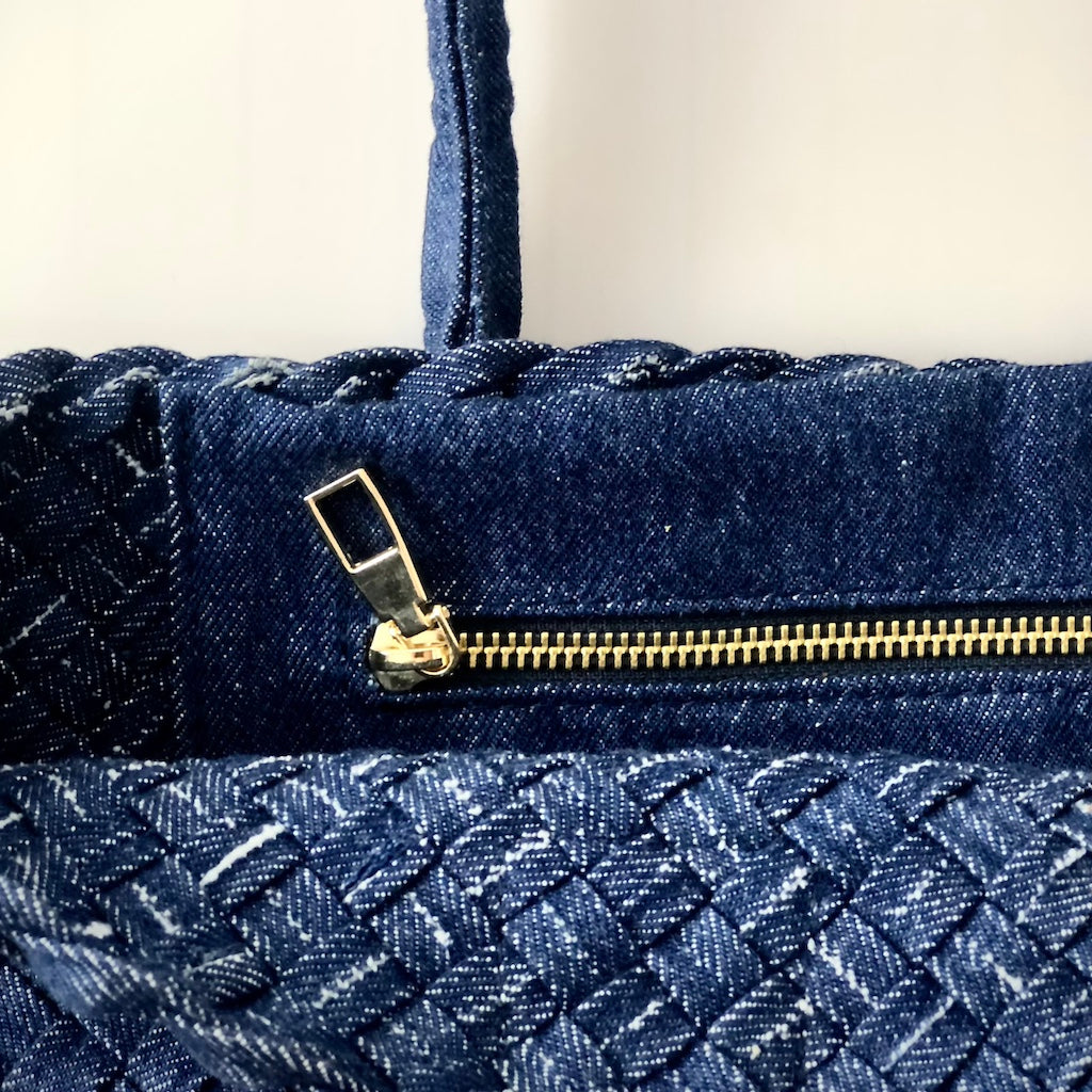 Die Braided Shopper Denim von LABEL17 verfügt über lange Schulterhenkel und einem Seitenfach mit Reissverschluss, gefertigt aus gewaschenem Denim in Baumwoll-Qualität und sorgfältig von Hand geflochten.