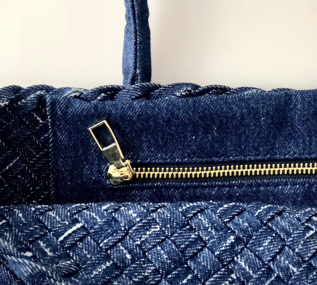 Die Braided Shopper Denim von LABEL17 verfügt über lange Schulterhenkel und einem Seitenfach mit Reissverschluss, gefertigt aus gewaschenem Denim in Baumwoll-Qualität und sorgfältig von Hand geflochten.