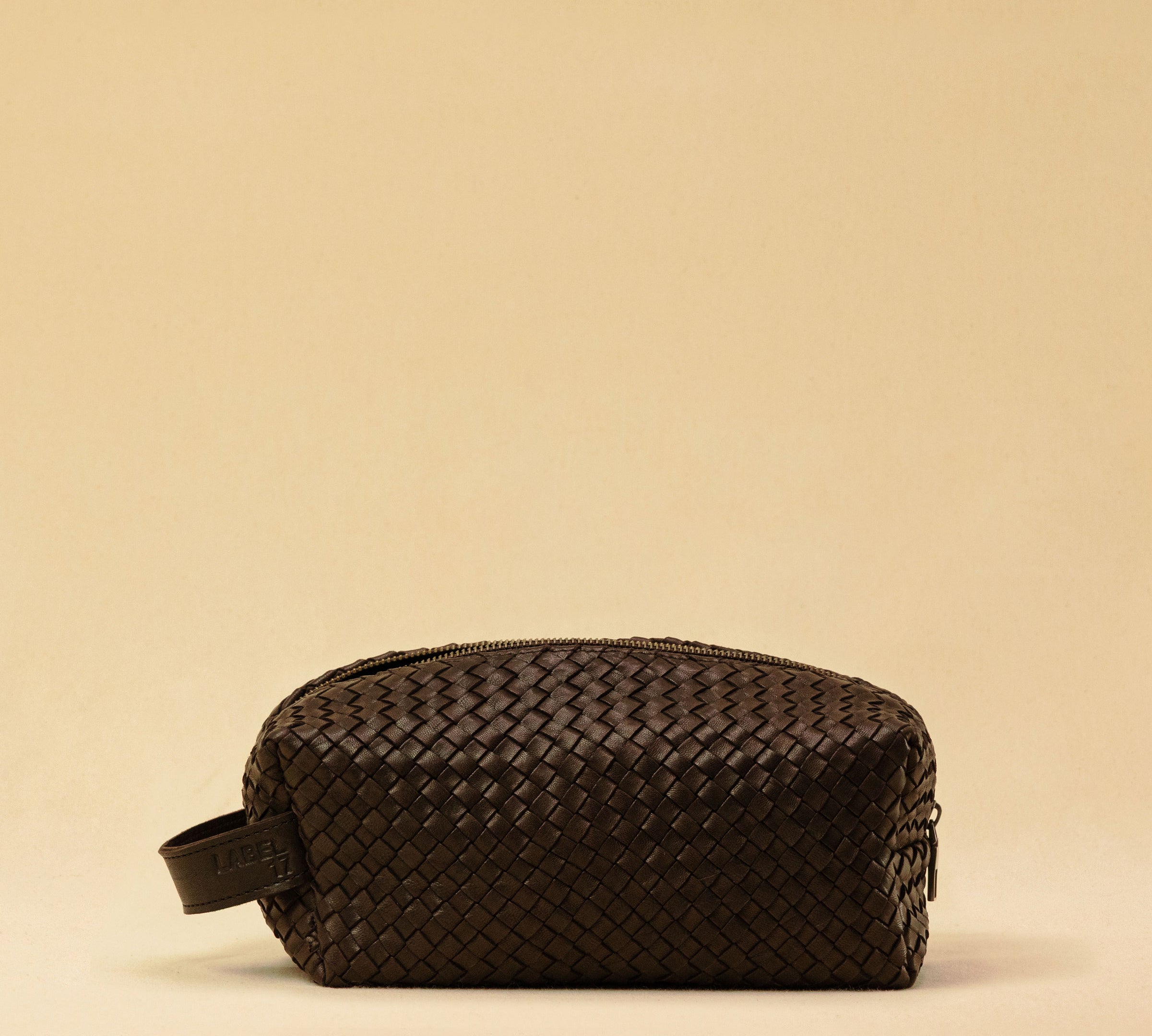 The elegant Braided Travel Pouch VOYAGER by LABEL17  is handcrafted from fine, braided nappa leather and stands out with its soft feel and refined craftsmanship. A zipper keeps everything securely closed, while the interior is lined with water-resistant fabric and features practical side compartments – for stylish organization on the go. Handmade in Morocco.