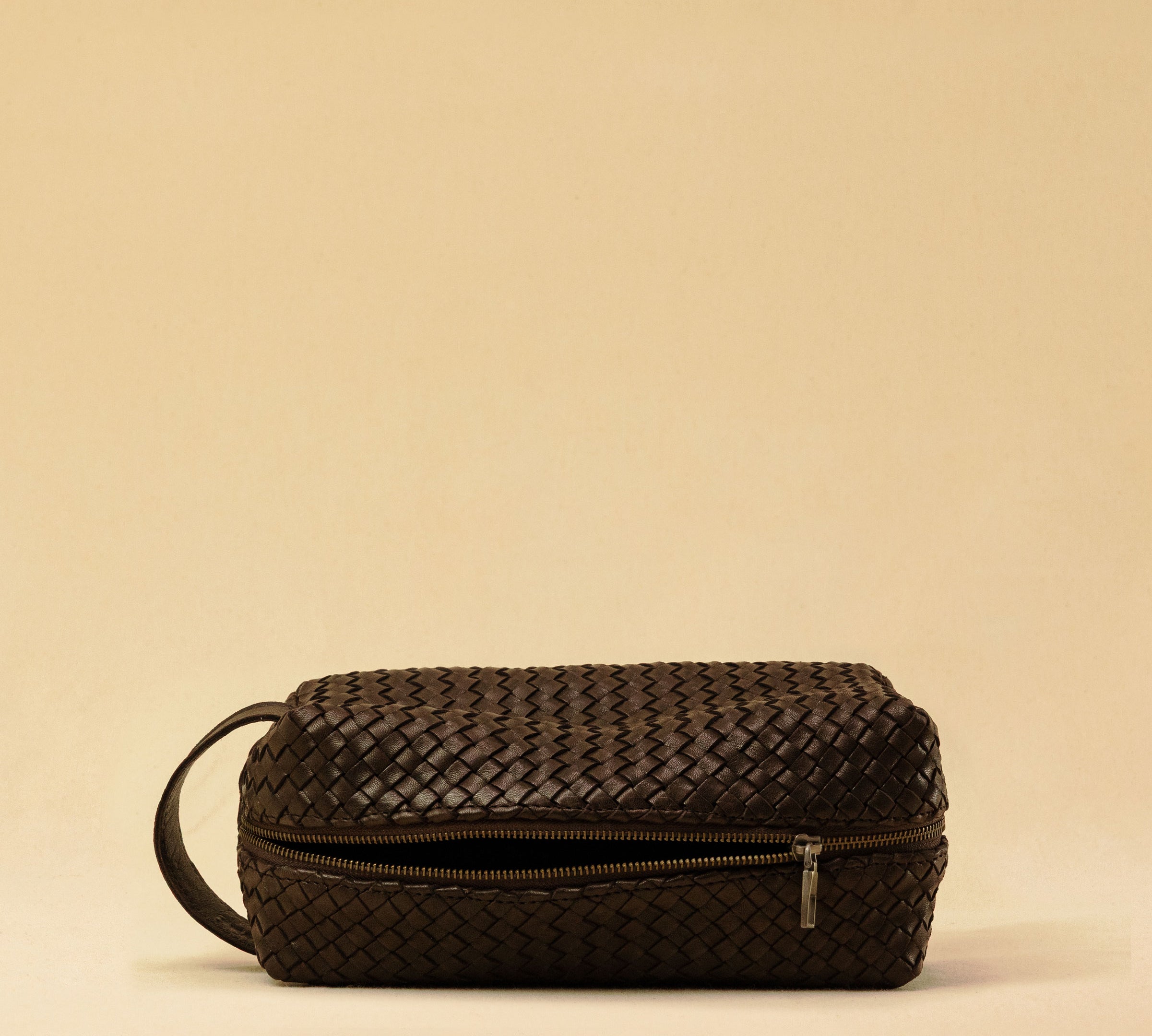 The elegant Braided Travel Pouch VOYAGER by LABEL17  is handcrafted from fine, braided nappa leather and stands out with its soft feel and refined craftsmanship. A zipper keeps everything securely closed, while the interior is lined with water-resistant fabric and features practical side compartments – for stylish organization on the go. Handmade in Morocco.