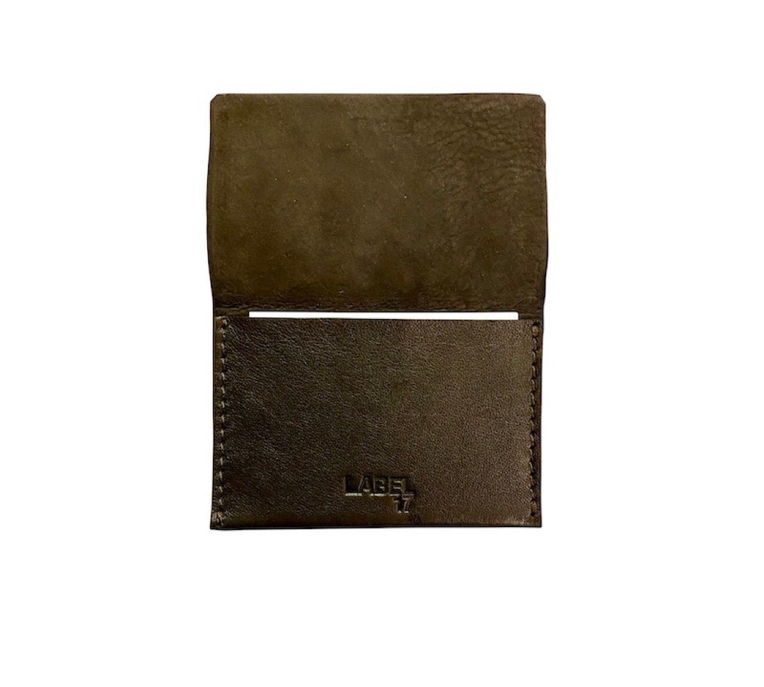 Card Holder Closed in Darkbrown by LABEL17, Kreditkarten-Etui aus geschmeidigem, pflanzlich gegerbtem Lamm-Nappaleder