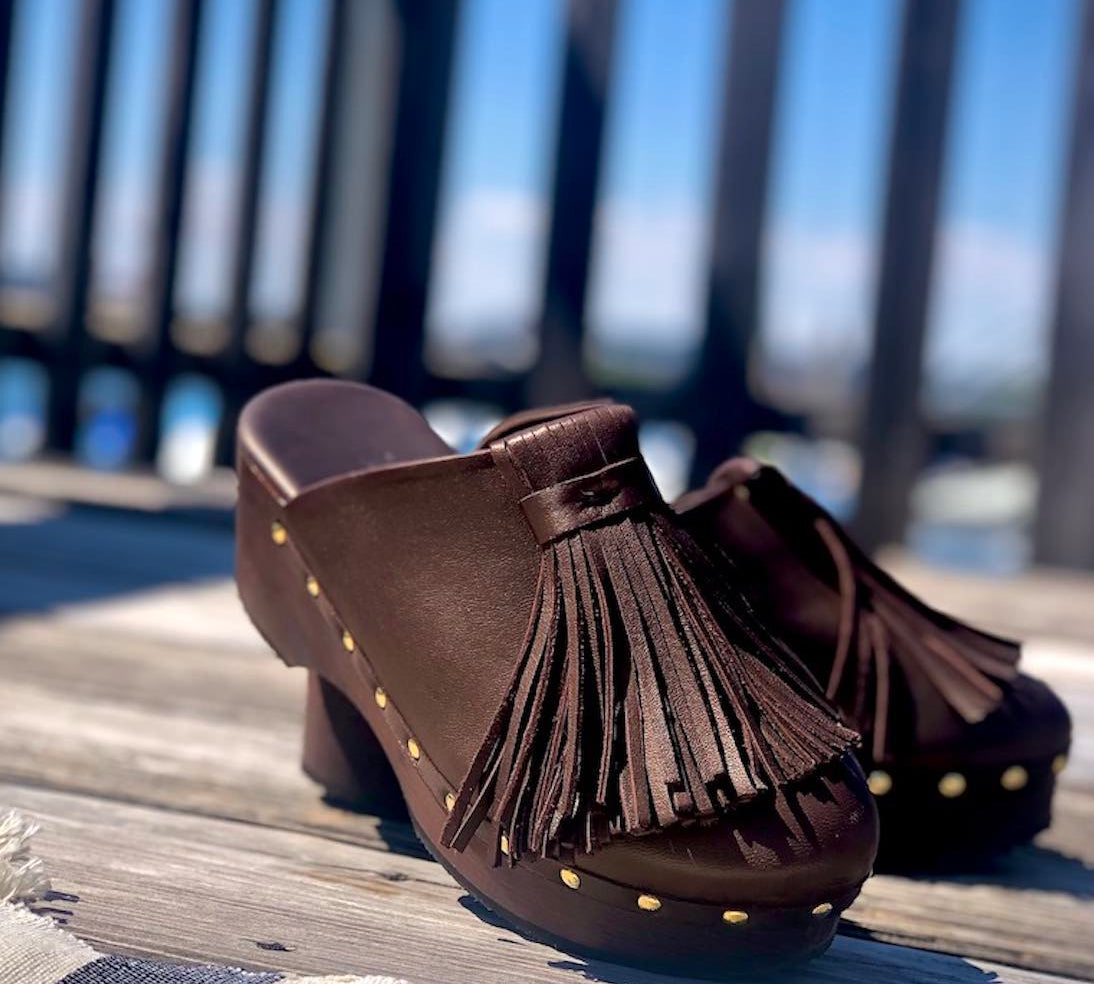 Clogs Choucha, Darkbrown, von LABEL17, aus geschmeidigem, pflanzlich gegerbtem Lamm-Nappaleder gearbeitet. Der Schuh hat eine Vibram-Sohle. Der handwerkliche Ansatz verleiht dem Outfit den passenden Schliff. Quiet luxury at its best. Handgefertigt in Griechenland.