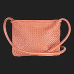 Clutch Bag New York Small in Brick von LABEL17 wird aus geschmeidigem, pflanzlich gegerbtem Lamm-Nappaleder, von Hand geflochten, gefertigt und besticht durch seine Handwerkskunst. Hergestellt in Marokko