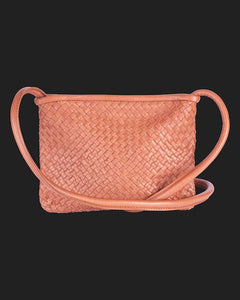 Clutch Bag New York Small in Brick von LABEL17 wird aus geschmeidigem, pflanzlich gegerbtem Lamm-Nappaleder, von Hand geflochten, gefertigt und besticht durch seine Handwerkskunst. Hergestellt in Marokko