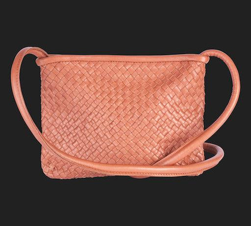 Clutch Bag New York Small in Brick von LABEL17 wird aus geschmeidigem, pflanzlich gegerbtem Lamm-Nappaleder, von Hand geflochten, gefertigt und besticht durch seine Handwerkskunst. Hergestellt in Marokko