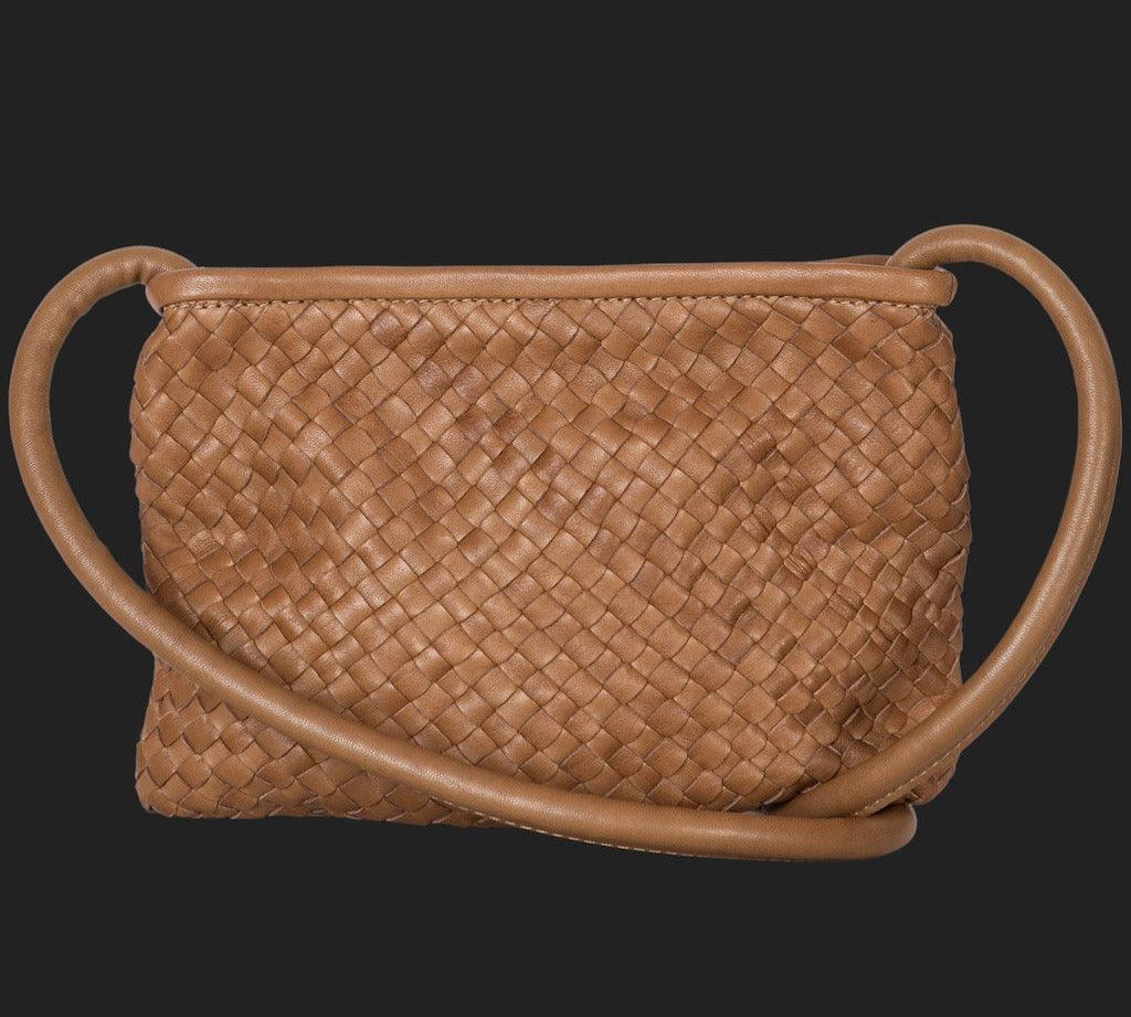 Clutch Bag New York Small in Camel von LABEL17 wird aus geschmeidigem, pflanzlich gegerbtem Lamm-Nappaleder, von Hand geflochten, gefertigt und besticht durch seine Handwerkskunst. Hergestellt in Marokko