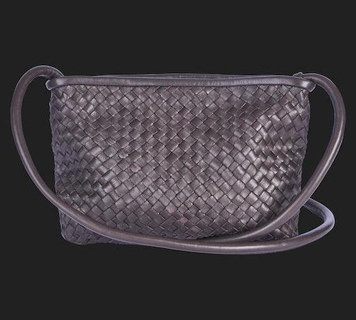 Clutch Bag New York Small in Darkbrown von LABEL17 wird aus geschmeidigem, pflanzlich gegerbtem Lamm-Nappaleder, von Hand geflochten, gefertigt und besticht durch seine Handwerkskunst. Hergestellt in Marokko