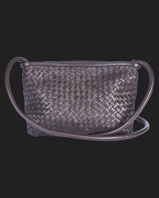 Clutch Bag New York Small in Darkbrown von LABEL17 wird aus geschmeidigem, pflanzlich gegerbtem Lamm-Nappaleder, von Hand geflochten, gefertigt und besticht durch seine Handwerkskunst. Hergestellt in Marokko