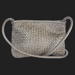 Clutch Bag New York Small in Olive von LABEL17 wird aus geschmeidigem, pflanzlich gegerbtem Lamm-Nappaleder, von Hand geflochten, gefertigt und besticht durch seine Handwerkskunst. Hergestellt in Marokko