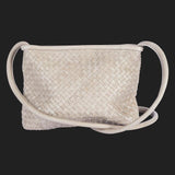 Clutch Bag New York Small in Sage von LABEL17 wird aus geschmeidigem, pflanzlich gegerbtem Lamm-Nappaleder, von Hand geflochten, gefertigt und besticht durch seine Handwerkskunst. Hergestellt in Marokko