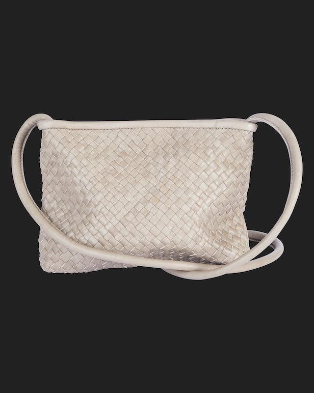 Clutch Bag New York Small in Sage von LABEL17 wird aus geschmeidigem, pflanzlich gegerbtem Lamm-Nappaleder, von Hand geflochten, gefertigt und besticht durch seine Handwerkskunst. Hergestellt in Marokko