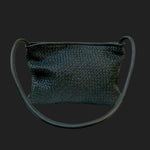 Der Clutch Bag von LABEL17 ist aus feinem, pflanzlich gegerbtem Lamm-Nappaleder gefertigt und besticht durch seine Handwerkskunst. Hergestellt in Marokko