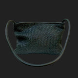 Der Clutch Bag von LABEL17 ist aus feinem, pflanzlich gegerbtem Lamm-Nappaleder gefertigt und besticht durch seine Handwerkskunst. Hergestellt in Marokko