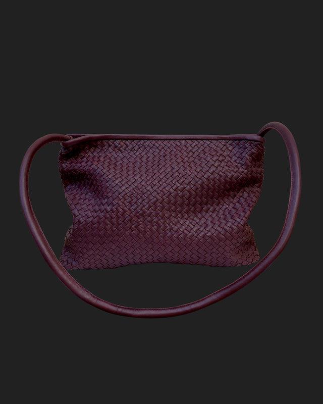 Der Clutch Bag von LABEL17 ist aus feinem, pflanzlich gegerbtem Lamm-Nappaleder gefertigt und besticht durch seine Handwerkskunst. Hergestellt in Marokko
