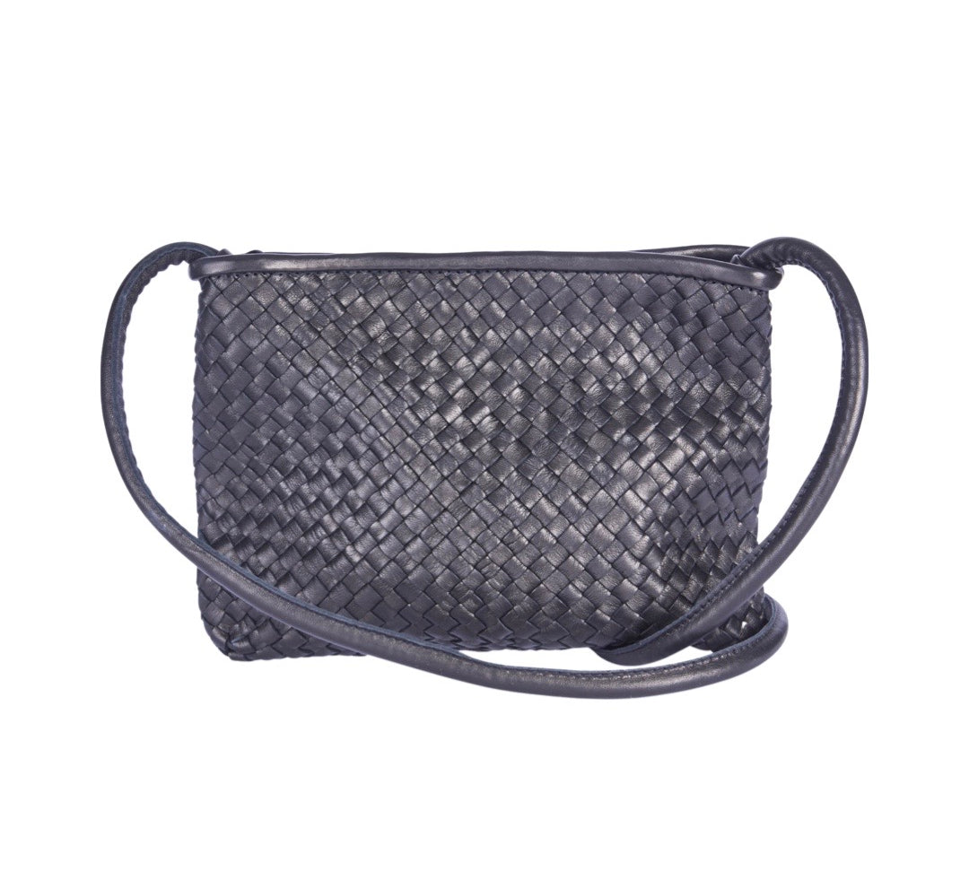 Clutch Bag New York Small in Black von LABEL17 wird aus geschmeidigem, pflanzlich gegerbtem Lamm-Nappaleder, von Hand geflochten, gefertigt und besticht durch seine Handwerkskunst. Hergestellt in Marokko