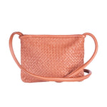 Clutch Bag New York Small in Brick von LABEL17 wird aus geschmeidigem, pflanzlich gegerbtem Lamm-Nappaleder, von Hand geflochten, gefertigt und besticht durch seine Handwerkskunst. Hergestellt in Marokko