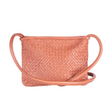 Clutch Bag New York Small in Brick von LABEL17 wird aus geschmeidigem, pflanzlich gegerbtem Lamm-Nappaleder, von Hand geflochten, gefertigt und besticht durch seine Handwerkskunst. Hergestellt in Marokko