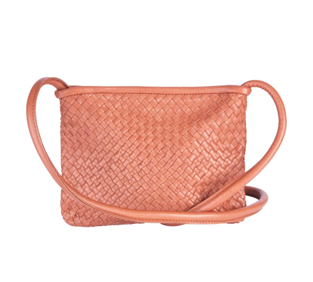 Clutch Bag New York Small in Brick von LABEL17 wird aus geschmeidigem, pflanzlich gegerbtem Lamm-Nappaleder, von Hand geflochten, gefertigt und besticht durch seine Handwerkskunst. Hergestellt in Marokko