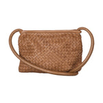 Clutch Bag New York Small in Camel von LABEL17 wird aus geschmeidigem, pflanzlich gegerbtem Lamm-Nappaleder, von Hand geflochten, gefertigt und besticht durch seine Handwerkskunst. Hergestellt in Marokko