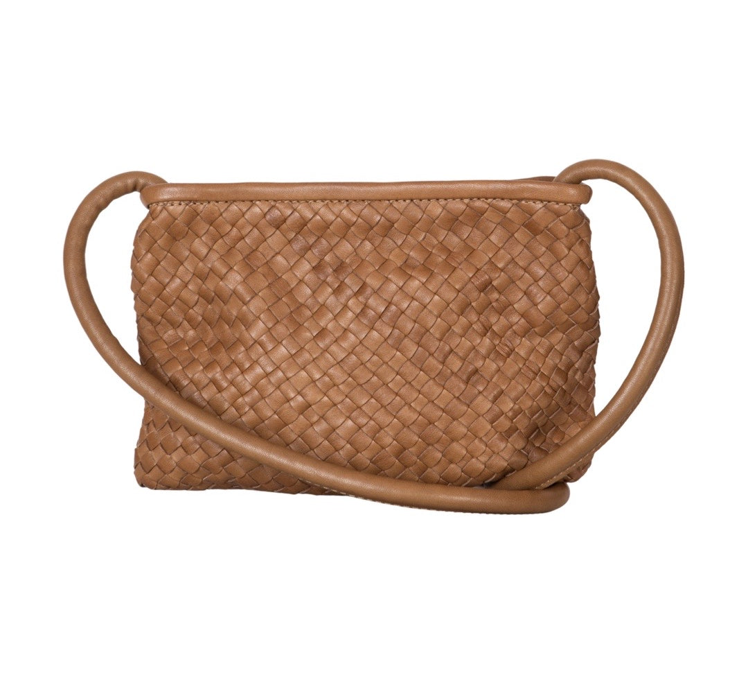 Clutch Bag New York Small in Camel von LABEL17 wird aus geschmeidigem, pflanzlich gegerbtem Lamm-Nappaleder, von Hand geflochten, gefertigt und besticht durch seine Handwerkskunst. Hergestellt in Marokko