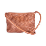 Clutch Bag New York Small in Cognac von LABEL17 wird aus geschmeidigem, pflanzlich gegerbtem Lamm-Nappaleder, von Hand geflochten, gefertigt und besticht durch seine Handwerkskunst. Hergestellt in Marokko