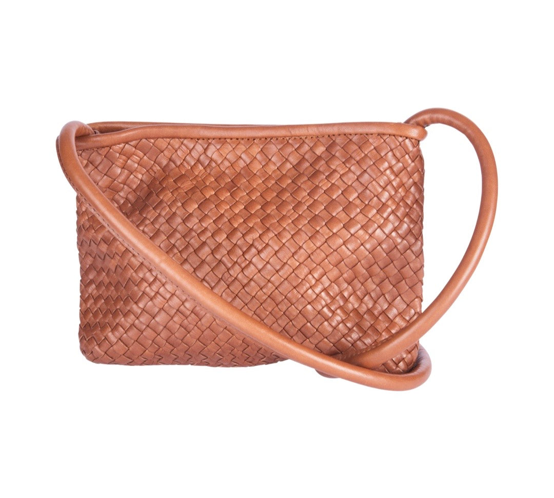 Clutch Bag New York Small in Cognac von LABEL17 wird aus geschmeidigem, pflanzlich gegerbtem Lamm-Nappaleder, von Hand geflochten, gefertigt und besticht durch seine Handwerkskunst. Hergestellt in Marokko