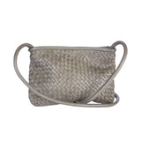 Clutch Bag New York Small in Olive von LABEL17 wird aus geschmeidigem, pflanzlich gegerbtem Lamm-Nappaleder, von Hand geflochten, gefertigt und besticht durch seine Handwerkskunst. Hergestellt in Marokko