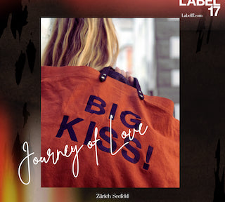 Bestickte Stofftasche von LABEL17 mit braunen Lederhenkeln und BIG KISS Botschaft auf der Vorderseite.  Hergestellt in Marokko