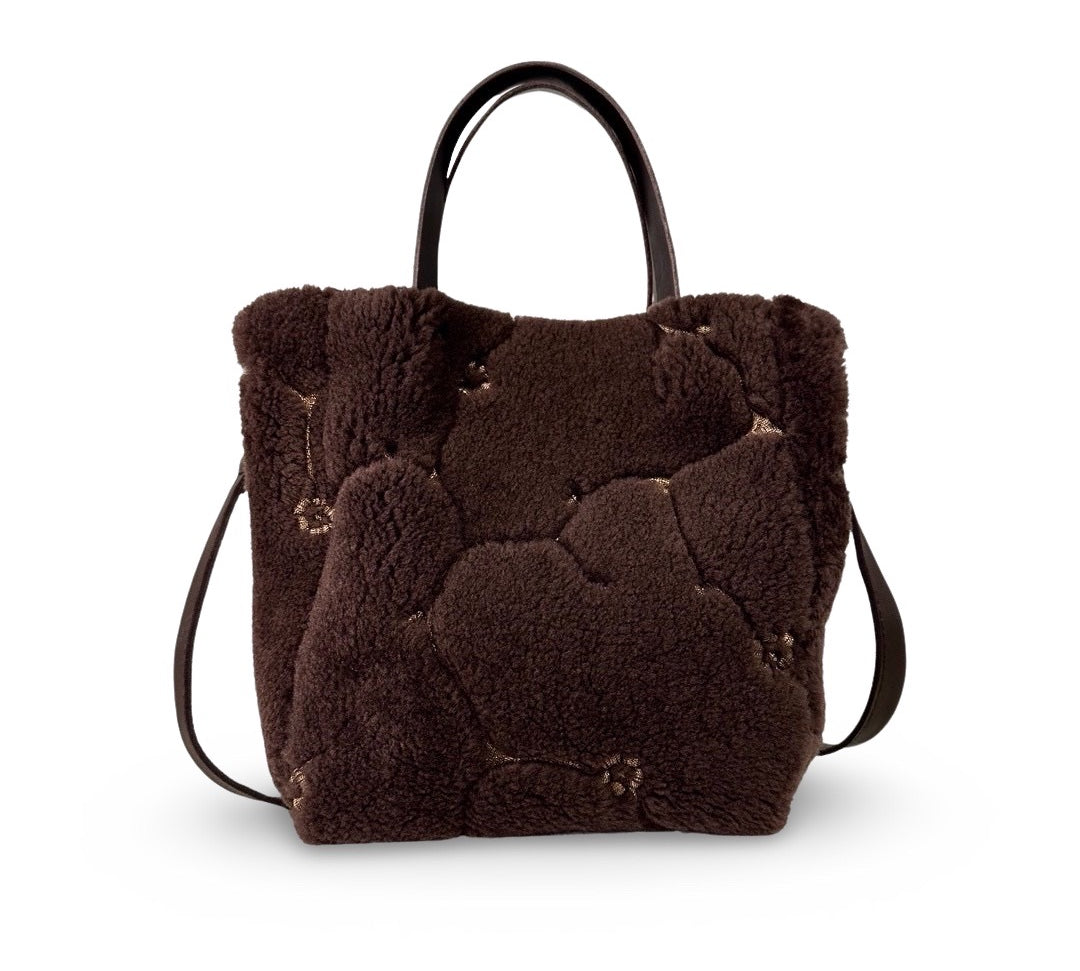 Diese Crossbody Bag Shearling Mini Appenzell von LABEL17 Tasche ist nach dem Handwerk der St. Galler Spitze, aufwendig im Appenzell, Schweiz bestickt. 