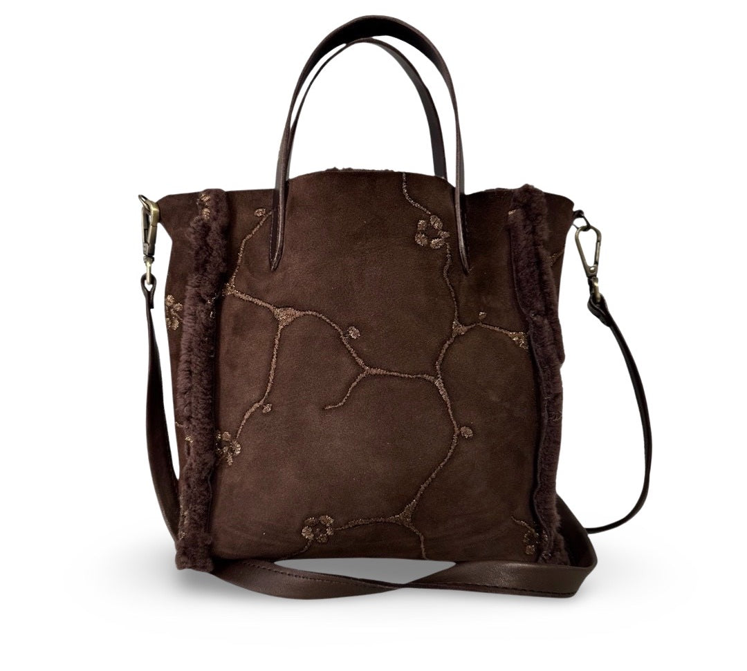 Diese Crossbody Bag Shearling Mini Appenzell von LABEL17 Tasche ist nach dem Handwerk der St. Galler Spitze, aufwendig im Appenzell, Schweiz bestickt. 