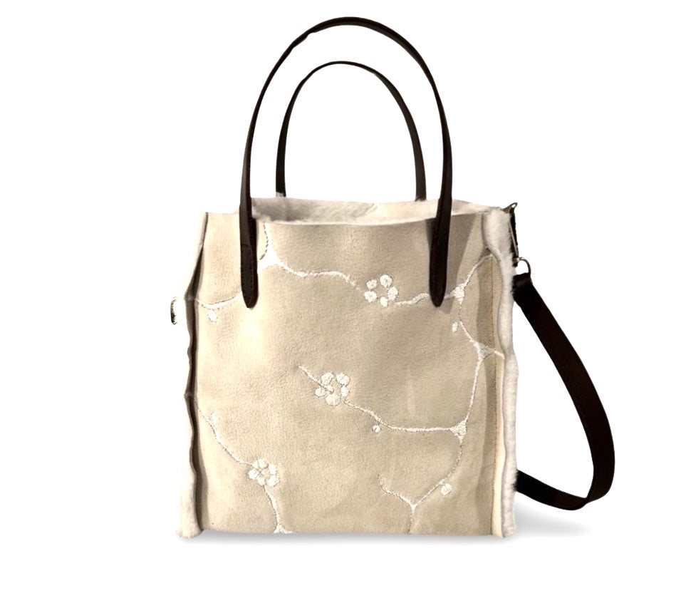 Diese LABEL17 Tasche ist nach dem Handwerk der St. Galler Spitze, aufwendig im Appenzell, Schweiz bestickt. 